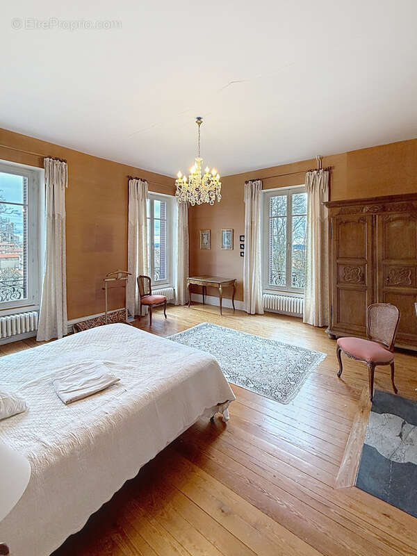 Maison à SAINT-BONNET-LE-CHATEAU