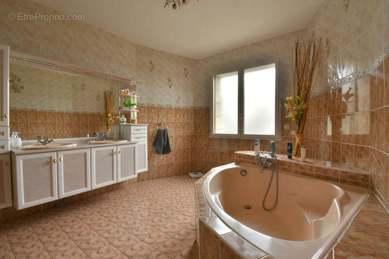 Dpt Mayenne (53), à vendre à 15 km de LAVAL  Maison de caractère de 240 m² en granit avec parc paysager - photo 12