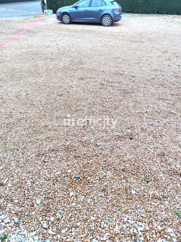 Commerce à TREMBLAY-LES-VILLAGES