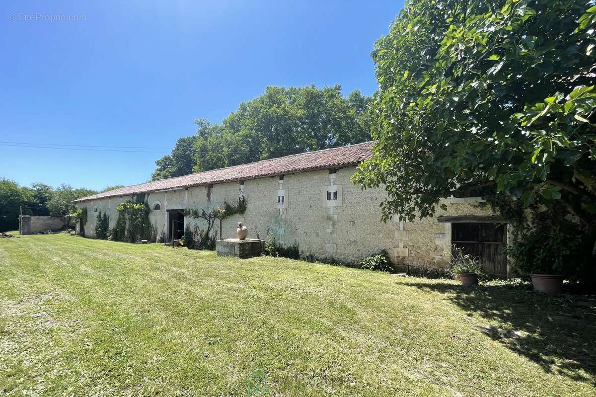 Maison à BARBEZIEUX-SAINT-HILAIRE