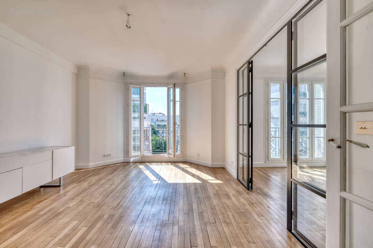 Appartement à PARIS-16E