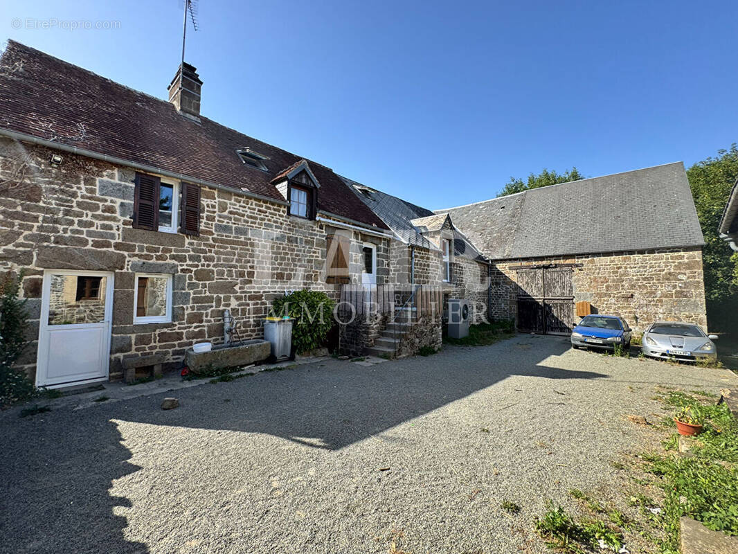 Maison à SAINTE-MARGUERITE-DE-CARROUGES