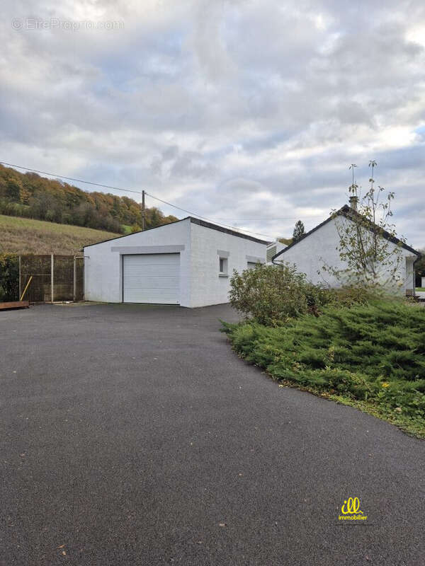 Garage indépendant 2 voitures (2 accès motorisés) - Maison à ELAN