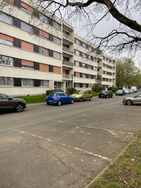 Parking à VAUX-LE-PENIL