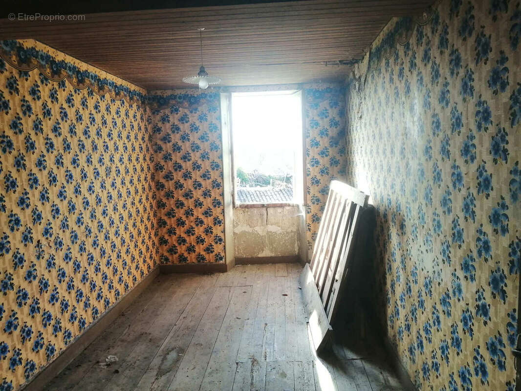 Appartement à MONTIGNAC-LE-COQ