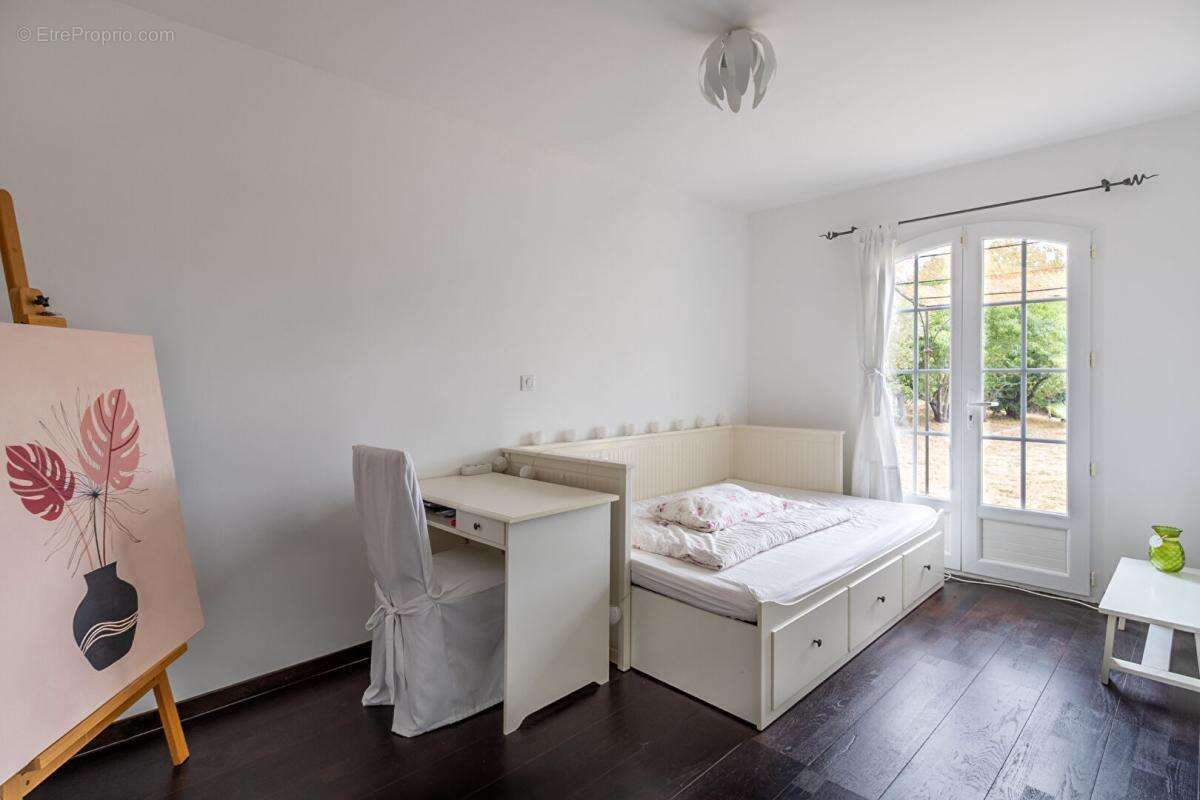 Collobrières  Maison de 146 m²  4 chambres  Terrain de 2 890 m²  Piscine - photo 9