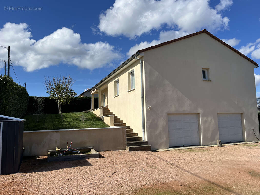 Maison à SAINT-REMY-EN-ROLLAT