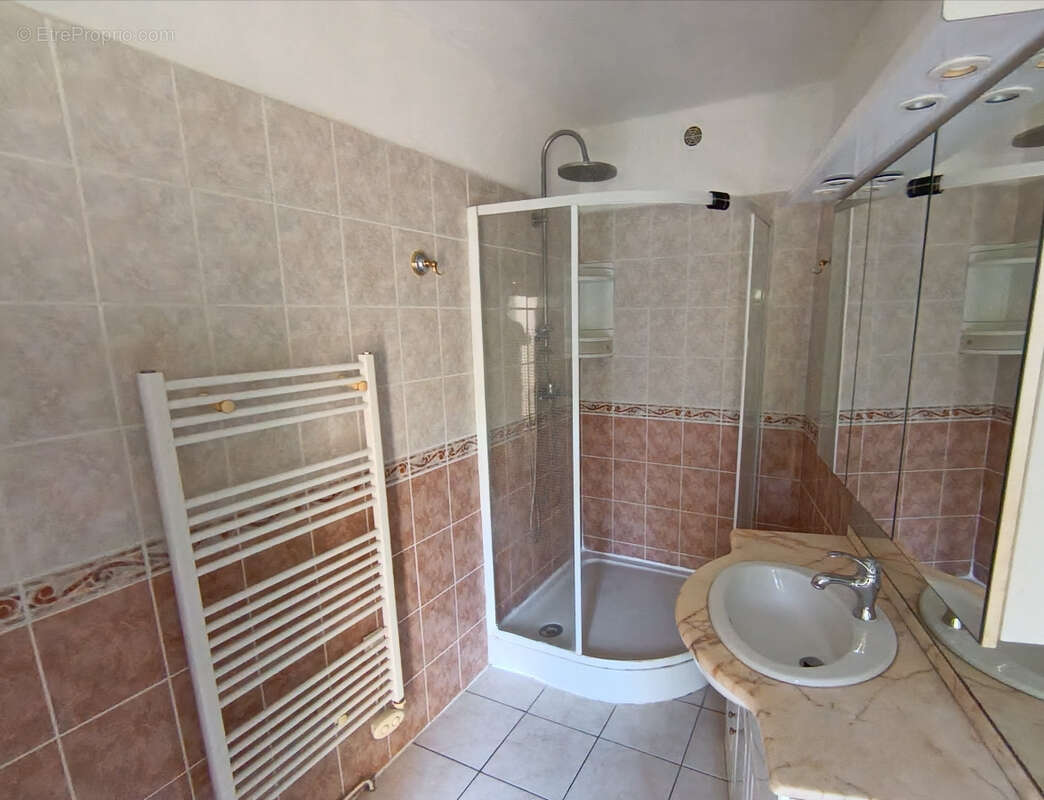 Maison de charme élevé d'un étage avec cour et et terrasse - photo 9