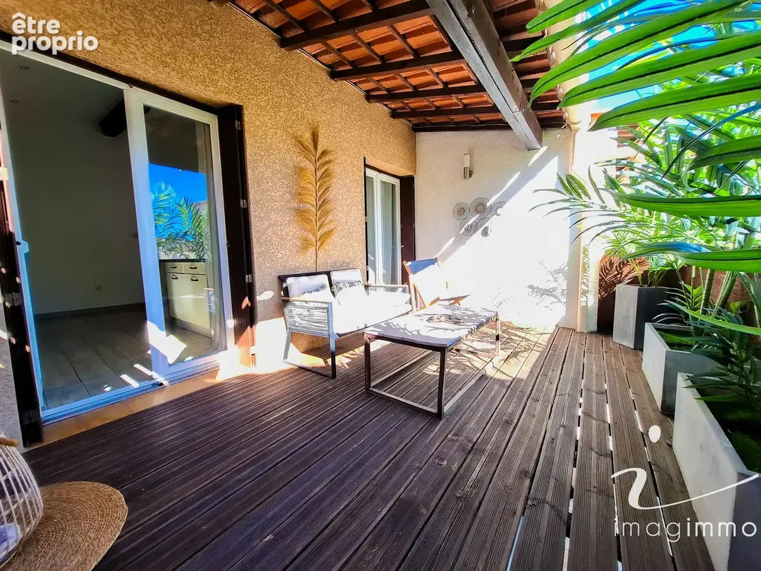 Idéalement placée, découvrez cette spacieuse maison de village avec un garage de 75 m2 ! - photo 2