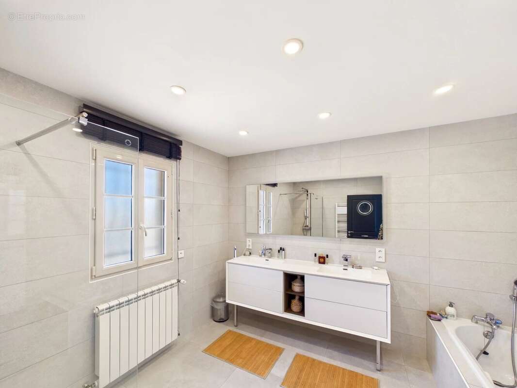 Superbe Villa Contemporaine avec Piscine, Vue Panoramique et Excellente Performance Énergétique - photo 13