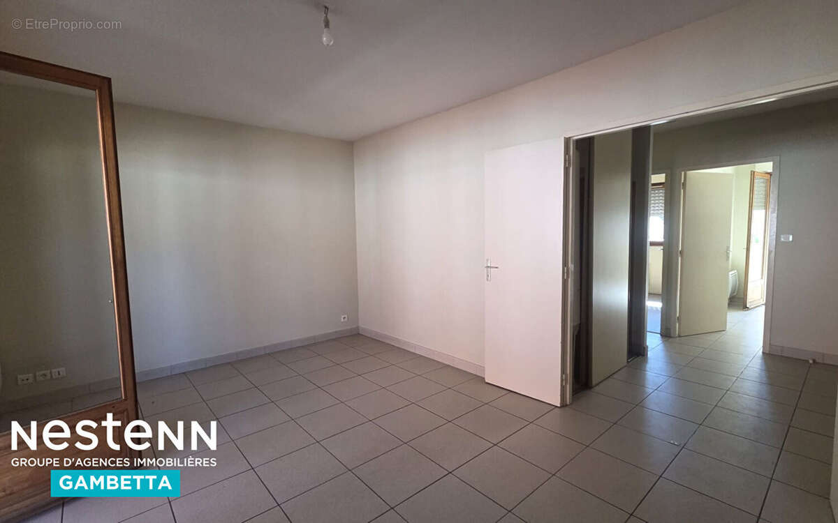 Appartement Montauban  T2, une chambre, une grande terrasse et un garage - photo 4