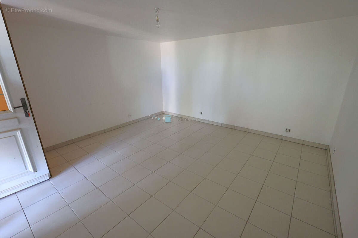 Maison 215 m² vue mer comprenant 2 maisons et un appartement F2 - photo 15