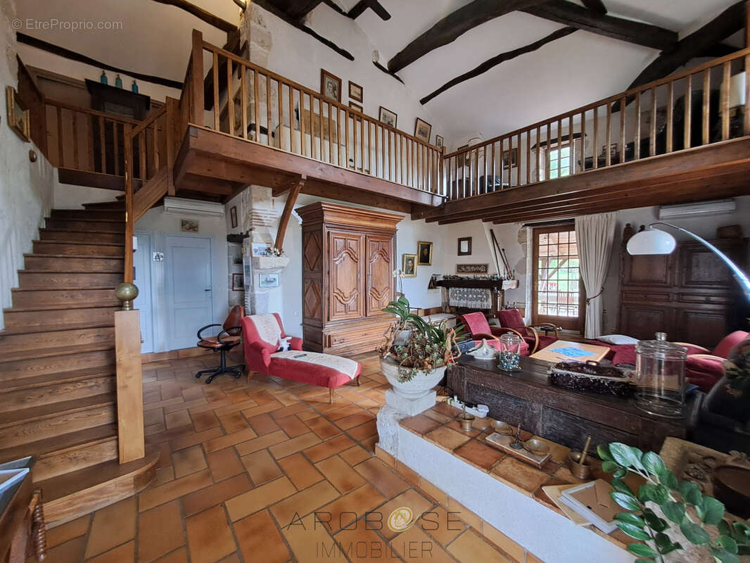 Maison familiale en pierre avec vue panoramique, verger et dépendances. - photo 2