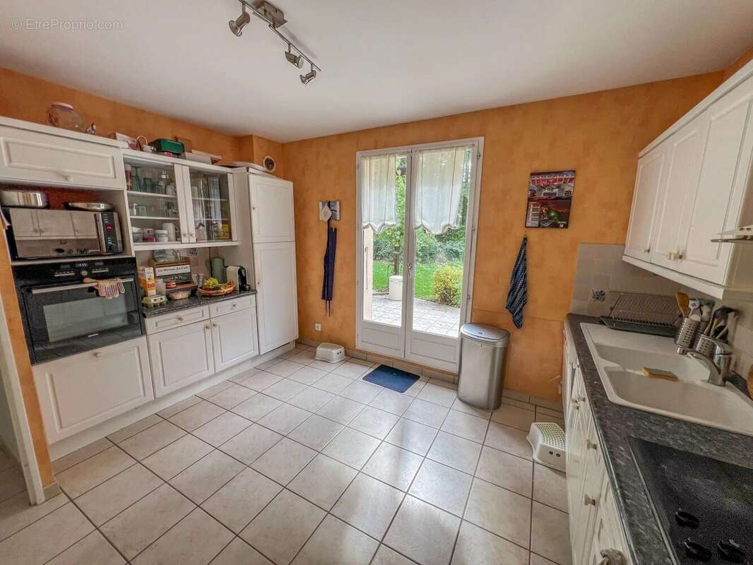 Maison à LE MESNIL-SAINT-DENIS