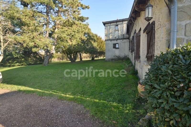 Demeure en pierre du XVIIIe siècle - poutres apparentes - 3 chambres - 2 boxes à chevaux - 18 000m2 de terrain - proche de MARMA - photo 28