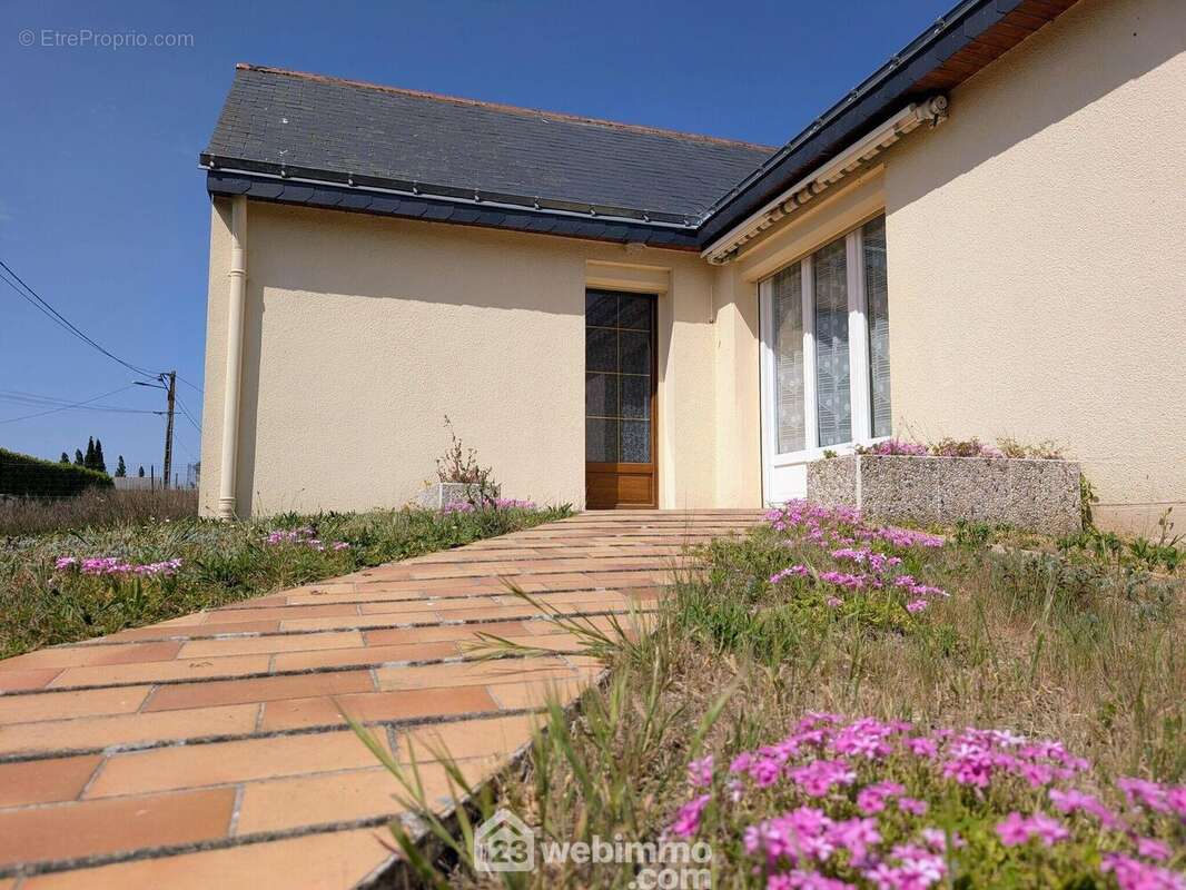 Accès à la maison par une pente douce carrelée et anti-dérapante - Maison à CORNE