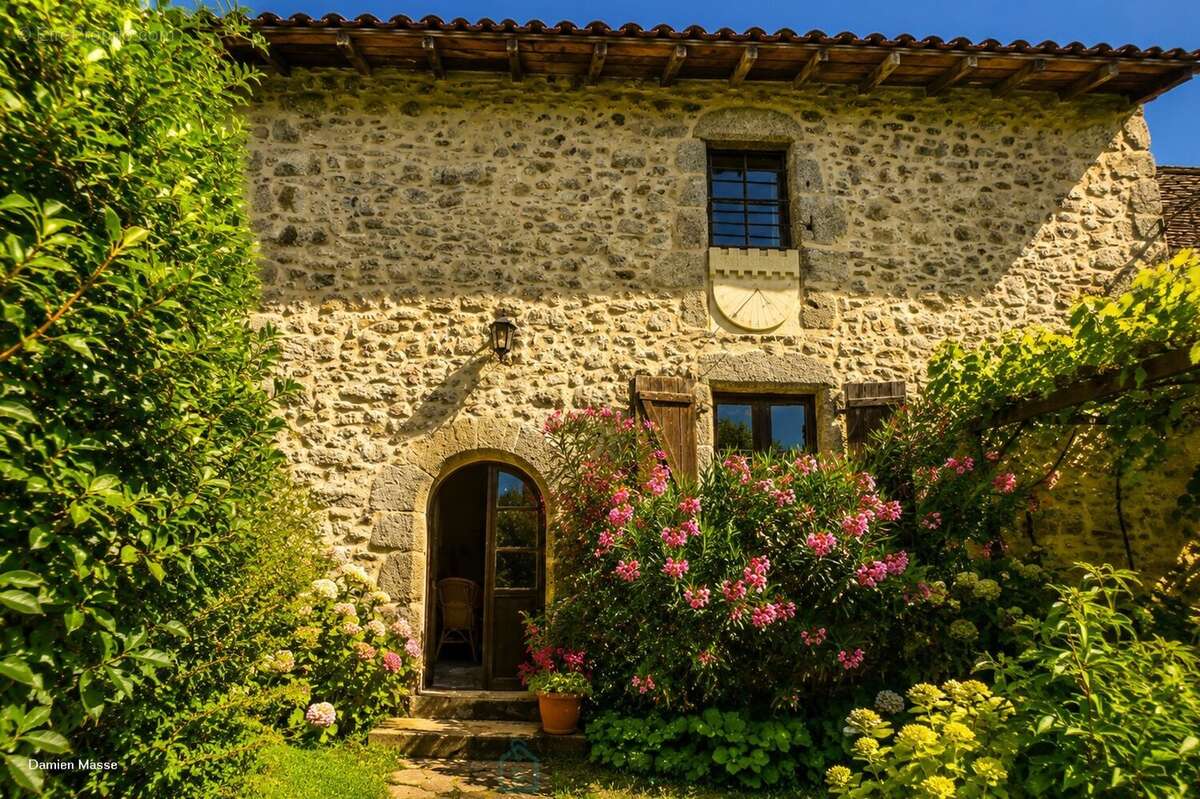 Ancienne maison forte du XIIIe siècle, au coeur du parc naturel régional du Périgord vert. - photo 11