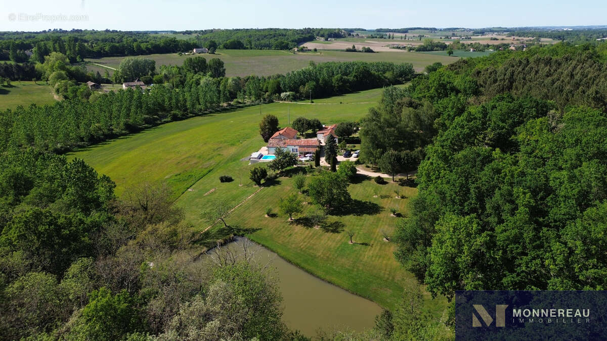 Maison à BARBEZIEUX-SAINT-HILAIRE