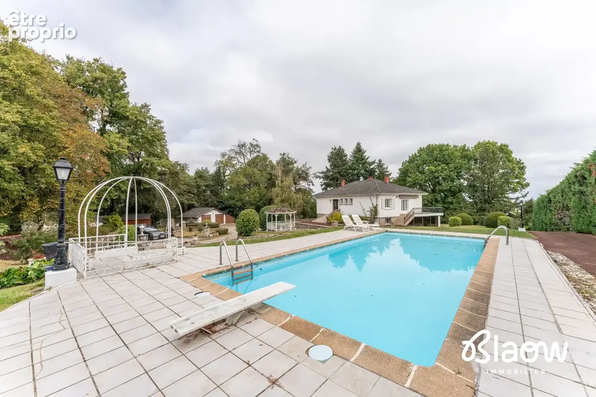 Maison 8 pièces 246 m² à vendre à Saint-Laurent-De-Mure (69720) - photo 2