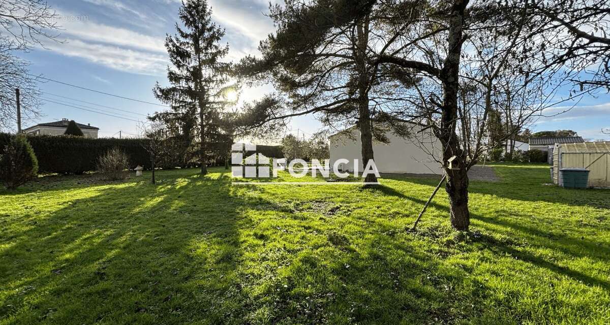 Maison à BLANZAC-LES-MATHA