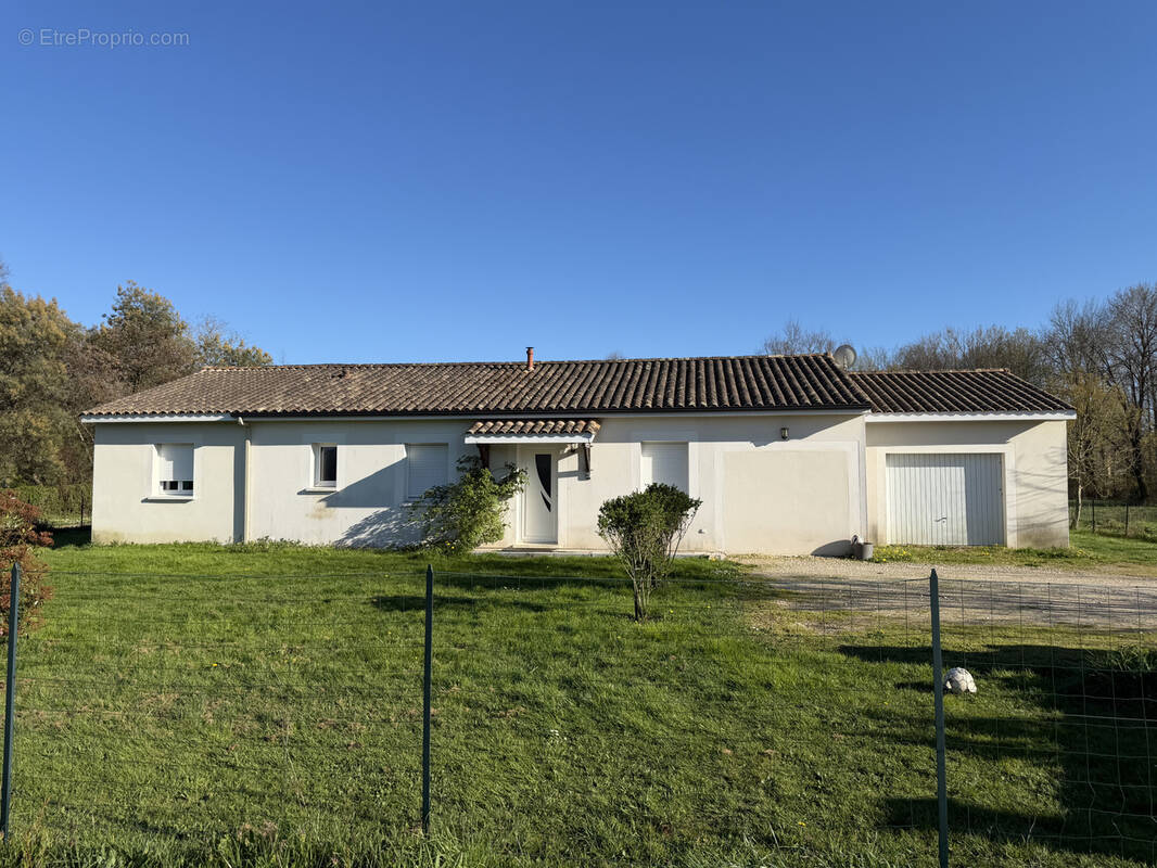 Maison à COURS-DE-PILE