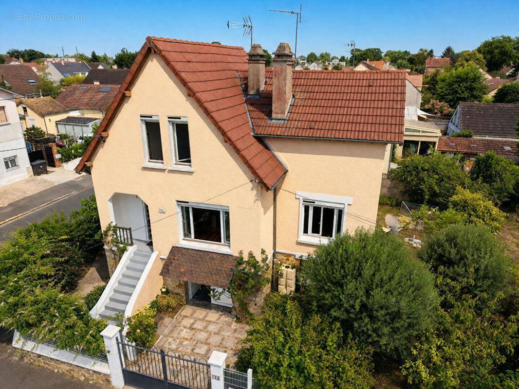 Maison à SAINTE-GENEVIEVE-DES-BOIS