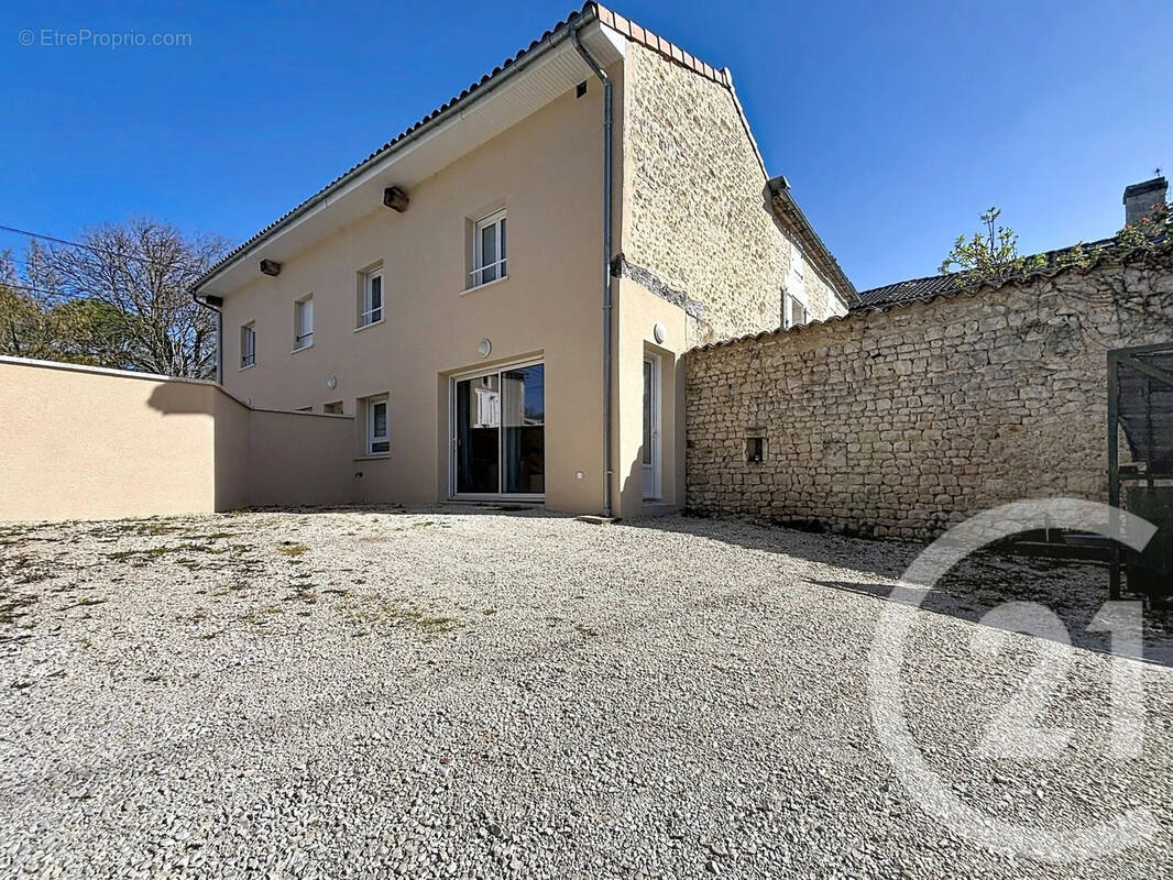 Maison à CHAMPNIERS
