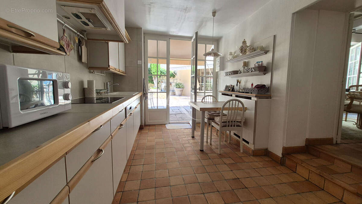 Ensemble immobilier constitué de deux maisons et son garage et extérieur  à Saint Jean D'Angely - photo 10