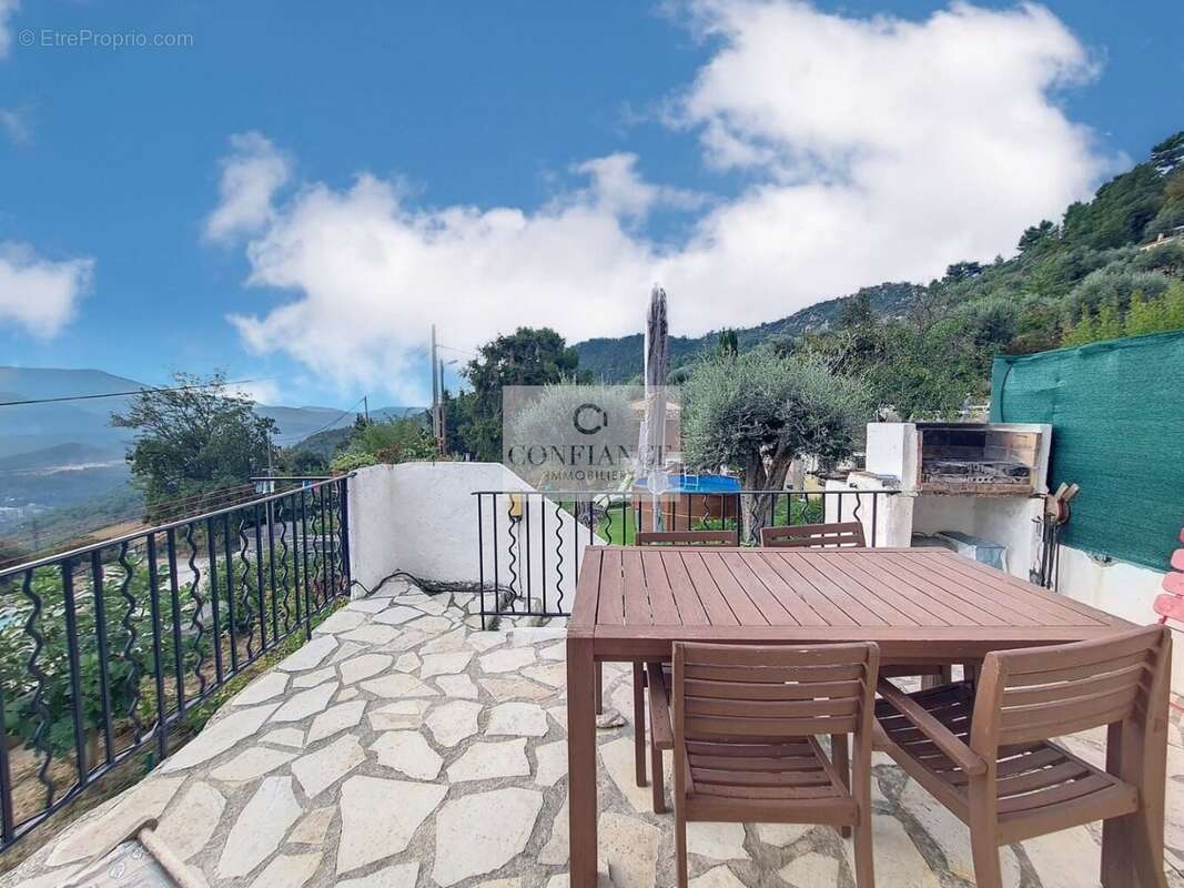 Appartement à CHATEAUNEUF-VILLEVIEILLE