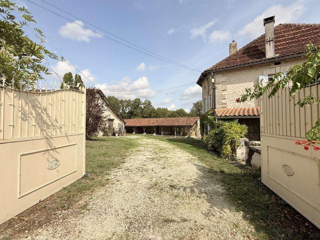 Maison à AUBETERRE-SUR-DRONNE
