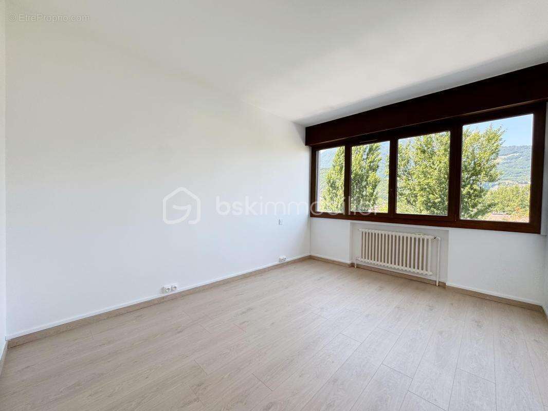 T4 traversant de 107,69 m², 3 chambres avec vue, rénové - photo 13