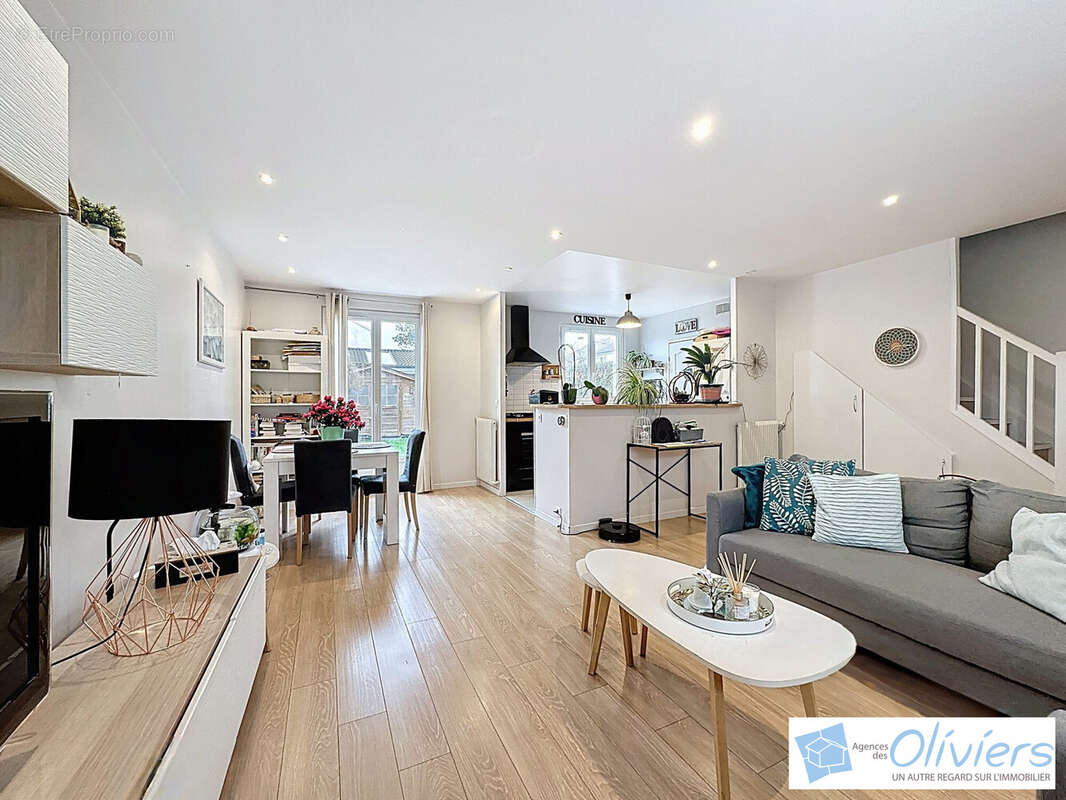 Maison à VOISINS-LE-BRETONNEUX