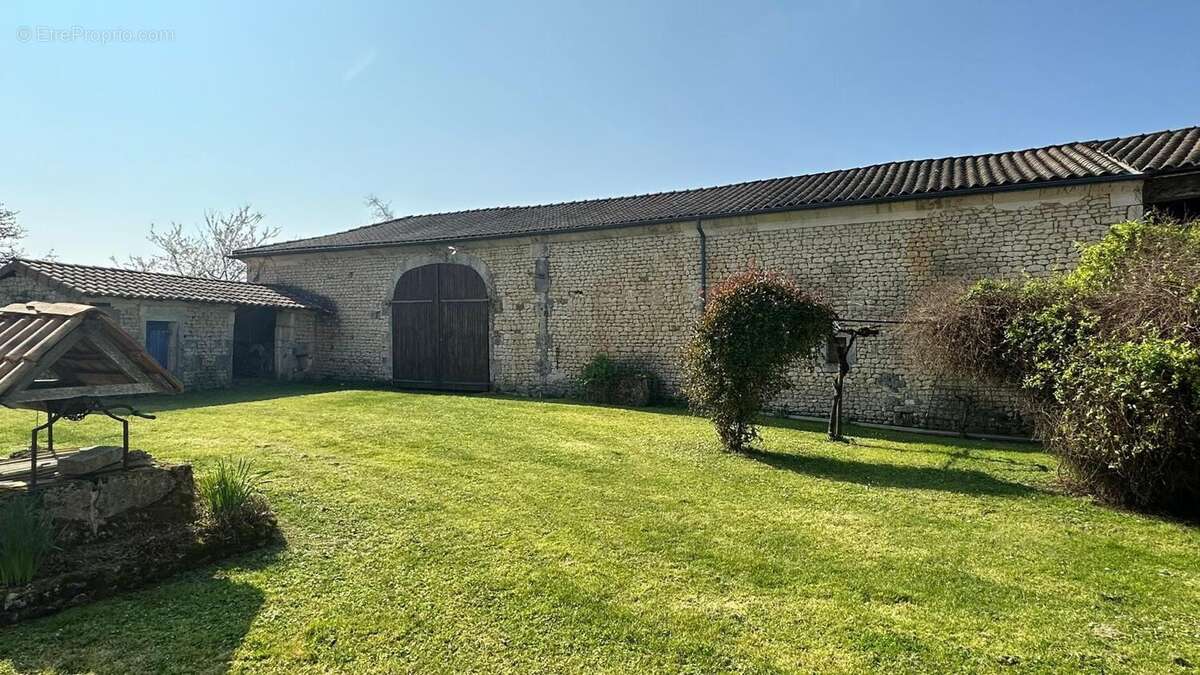 Maison 203 m² à Bouteville  - photo 2