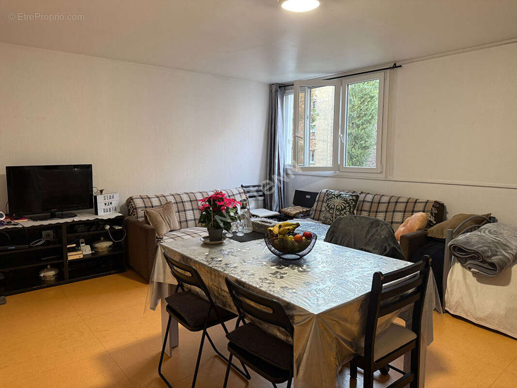 Montreuil, 7 chemins, 10 min du metro, grand studio + box vendu loue. - photo 2