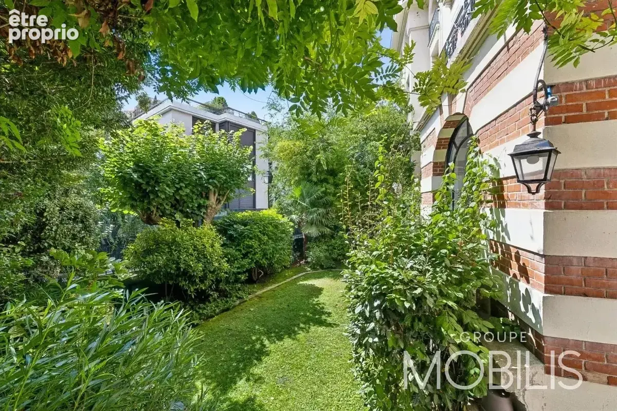 NEUILLY-SUR-SEINE - DUPLEX- 236m2-8 Pièces-5 Chambres- Jardin -3 Terrasses- Balcon - photo 3