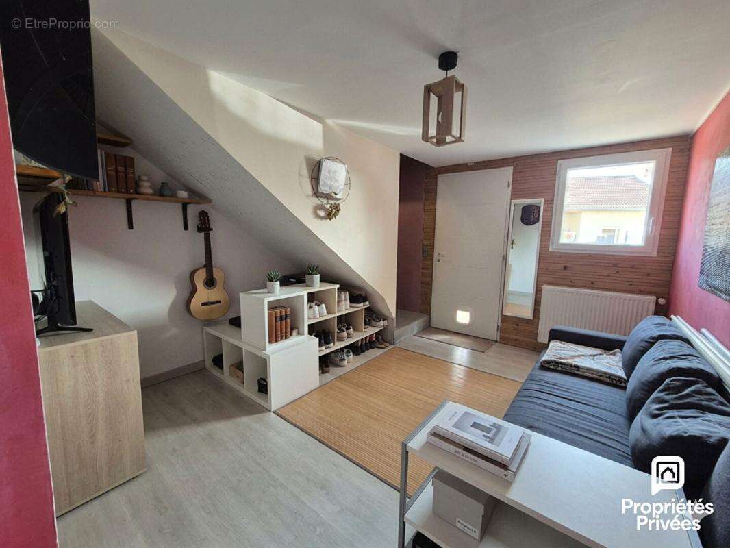 Maison à COLLONGES