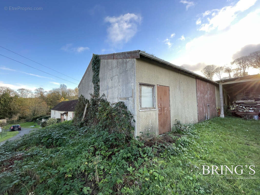 Commerce à VILLAINES-LA-CARELLE