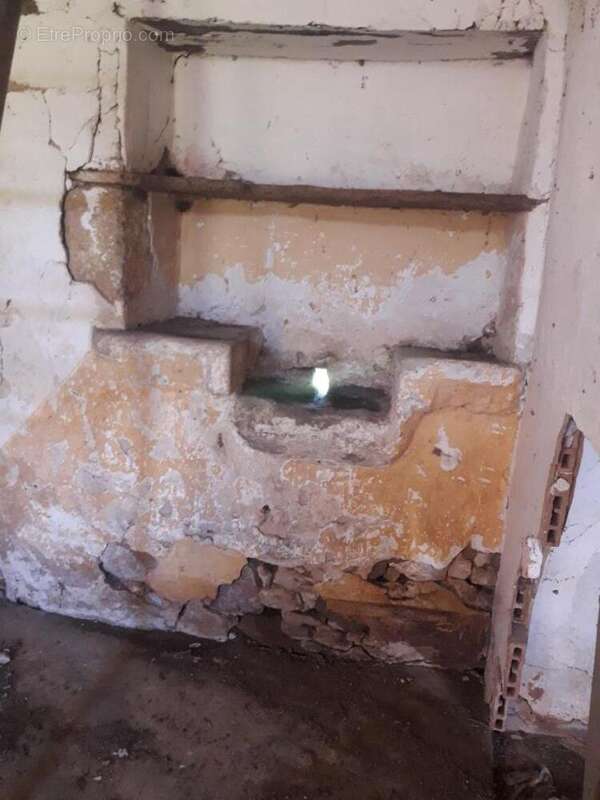 Vieil évier de pierre - Maison à MAZEYROLLES