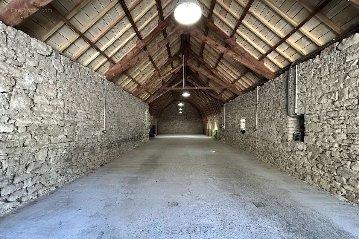 Propriété d'exception  274 m² habitables + 699 m² de dépendances et garages - photo 18