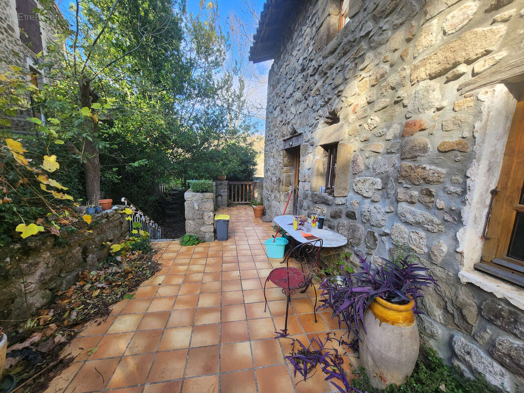 Maison de hameau en pierre sur un terrain attenant de 200 m2 avec stationnement et garage - photo 11