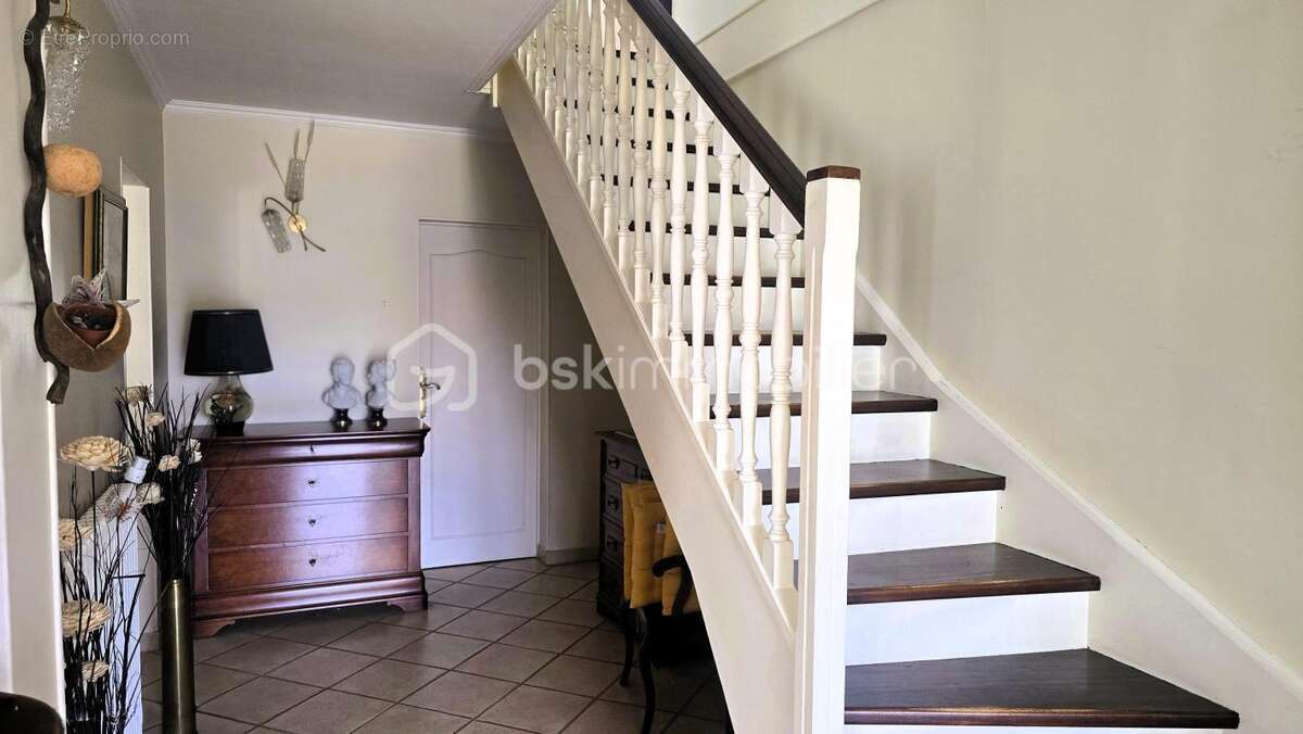 Une maison aux volumes généreux et au potentiel rare à vert-le-grand - photo 8