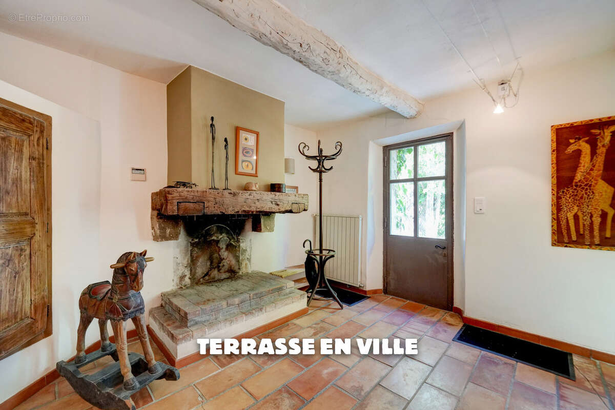 Maison à ENTRECASTEAUX