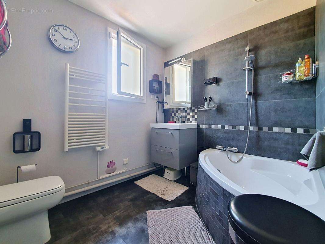 Maison - 3 Chambres - Buanderie - Garage - Sous-sol - Double Terrasse - Jardin - Au calme - photo 21