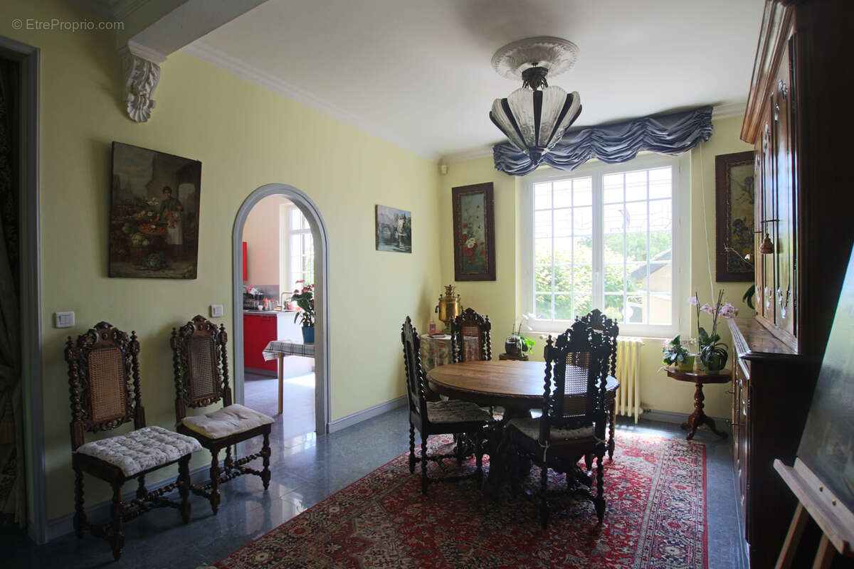 Villa des années 30 avec 2ème maison, grand jardin, grand garage et grande piscine - photo 3