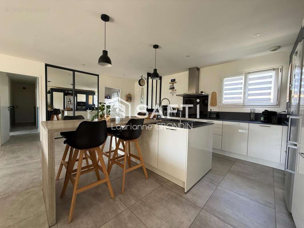 Maison 120 m² à Saint-Sulpice-D'arnoult  - photo 4