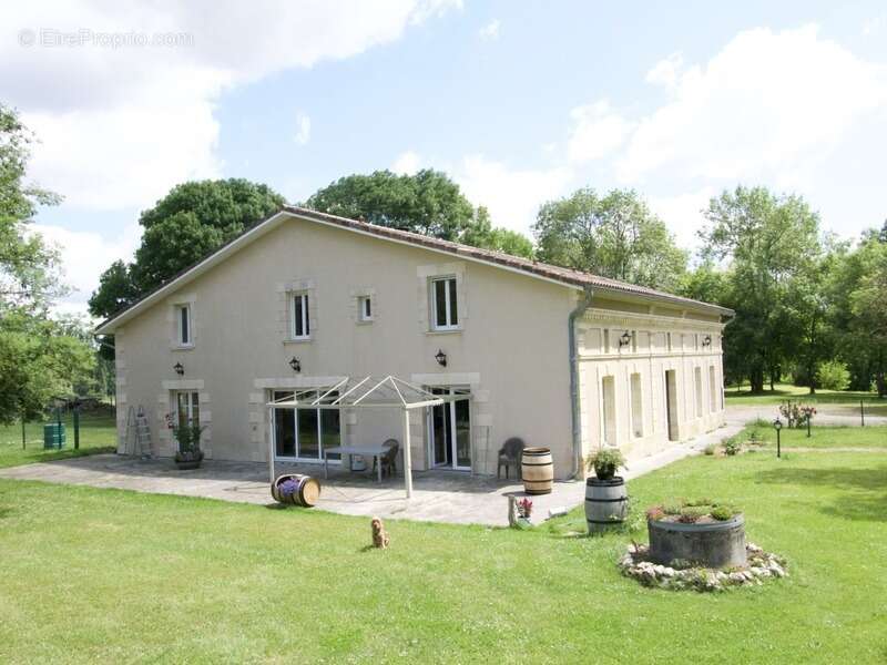 Magnifique propriété - Habitation de 456m² et Hangar de 360m2 à SAINT CHRISTOLY DE BLAYE (33) - photo 15