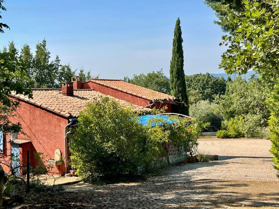 À vendre – Maison avec piscine et grand terrain arboré à Saignon (84400) - photo 11