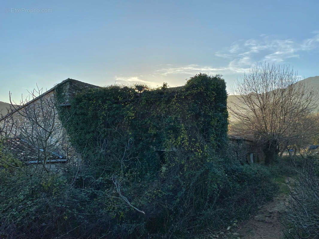 Saint-André-de-Buèges, bâtisse en pierre - photo 6