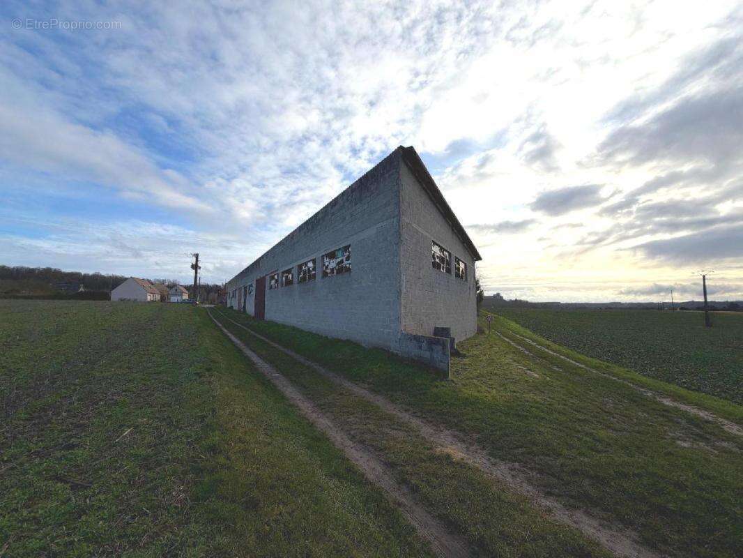 Commerce 363 m² à Coucy-Le-Chateau-Auffrique  - photo 3