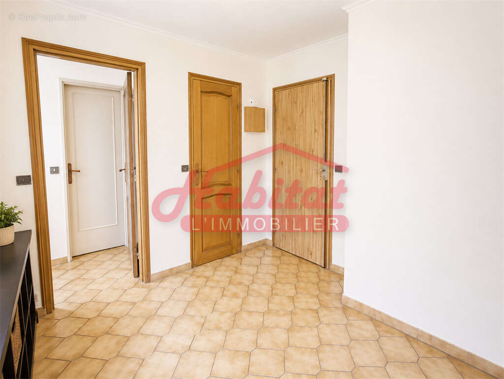 CHELLES - Appartement T4 avec 2 Chambres- Cave - Parkings - photo 8